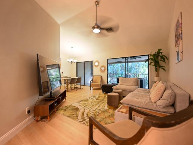 2 BR, 2 BA Apartment 5740 Coach House Circle, Boca Raton, FL 33486