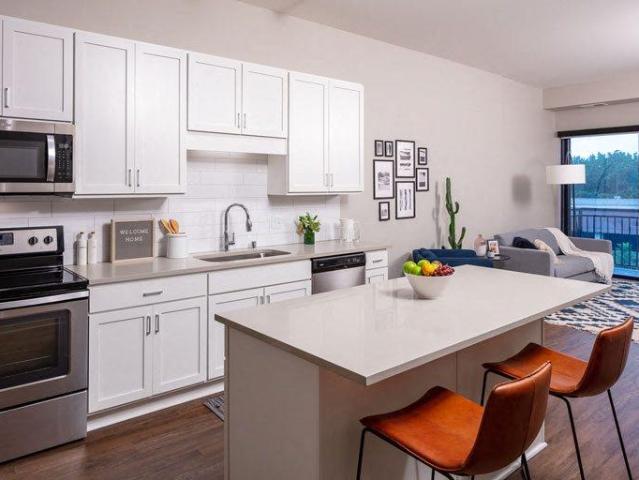 2 BR, 2 BA Apartment 5995 Lincoln Dr Unit 140, Minneapolis, MN 55436