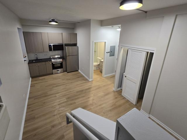 2 BR, 2 BA Apartment 5051 N. Kenmore Avenue, Chicago, IL 60640