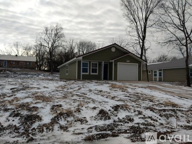 2 BR, 2 BA Apartment 505 Apple St, Lebanon, MO 65536