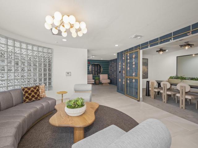 2 BR, 2 BA Apartment 5119 West Maplewood Avenue Unit 203, Los Angeles, CA 90004
