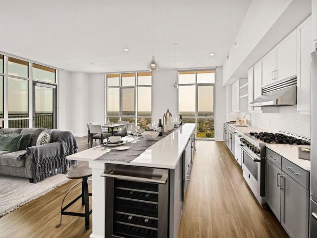 2 BR, 2 BA Apartment 512 North College Street Unit T711, Charlotte, NC 28202