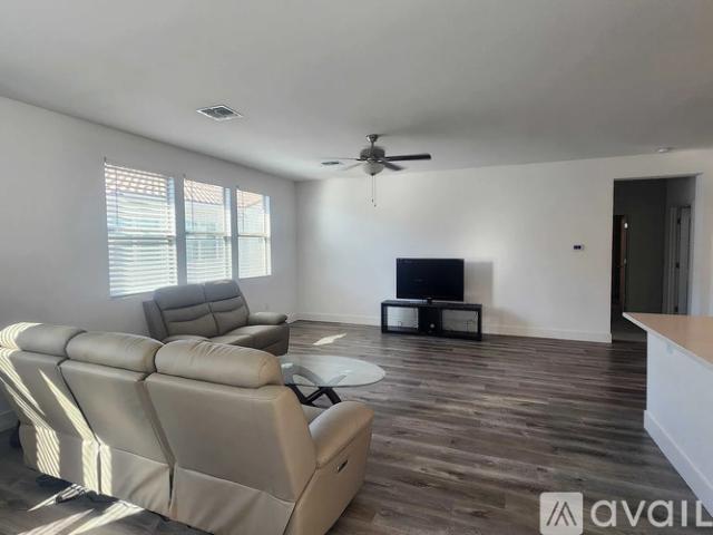 2 BR, 2 BA Apartment 5301 East Commerce Way, Unit 18104, Sacramento, CA 95835