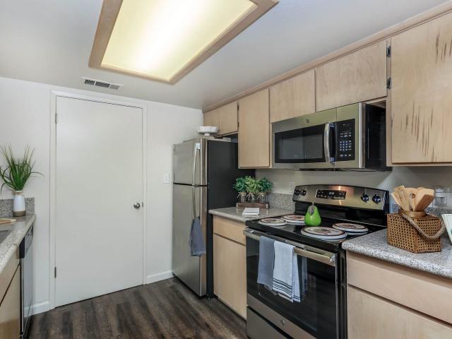 2 BR, 2 BA Apartment 6549 N Palm Ave Unit 237, Fresno, CA 93704