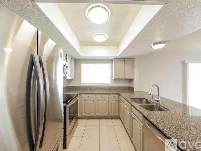 2 BR, 2 BA Apartment 6757 38th Avenue Southwest, Seattle, WA 98126