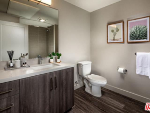 2 BR, 2 BA Apartment 687 South Hobart Boulevard, Los Angeles, CA 90005