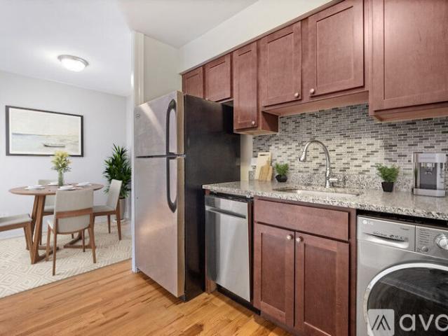 2 BR, 2 BA Apartment 696 Elm Pl, Unit 204, Highland Park, IL 60035