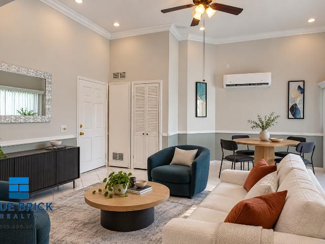 2 BR, 2 BA Apartment 6010 Romaine St, Los Angeles, CA 90038
