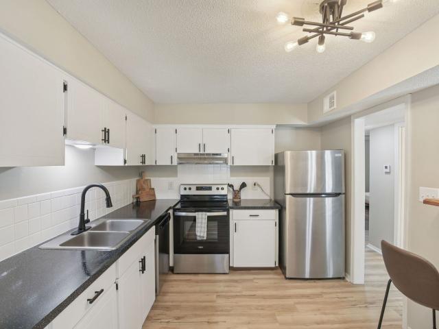 2 BR, 2 BA Apartment 6024 N Jefferson Street Unit 5, Kansas City, MO 64118