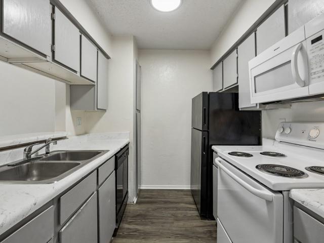2 BR, 2 BA Apartment 6050 Melody Ln Unit 115, Dallas, TX 75231