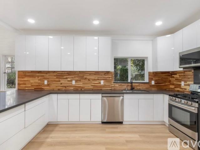 2 BR, 2 BA Apartment 6170 Melvin Avenue, Los Angeles, CA 91356