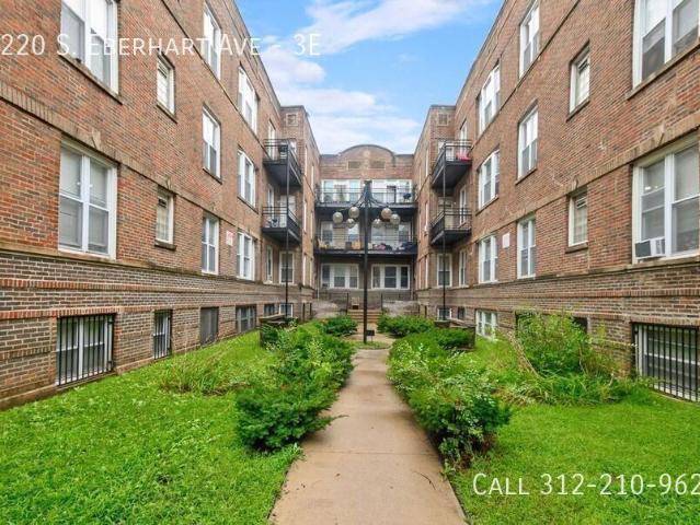 2 BR, 2 BA Apartment 6220 S. Eberhart Ave, Chicago, IL 60637