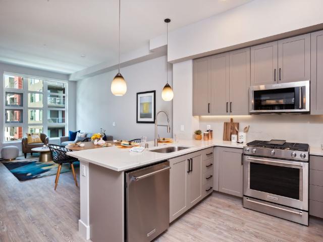 2 BR, 2 BA Apartment 6301 Shellmound Street Unit 527, Emeryville, CA 94608