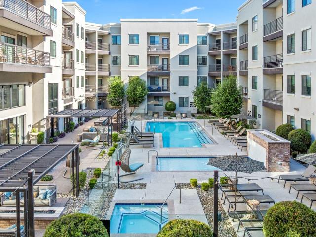 2 BR, 2 BA Apartment 777 East Stella Lane Unit 407, Phoenix, AZ 85014