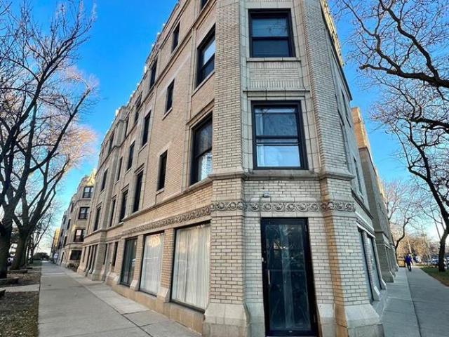 2 BR, 2 BA Apartment 7239 North Sheridan, Chicago, IL 60626