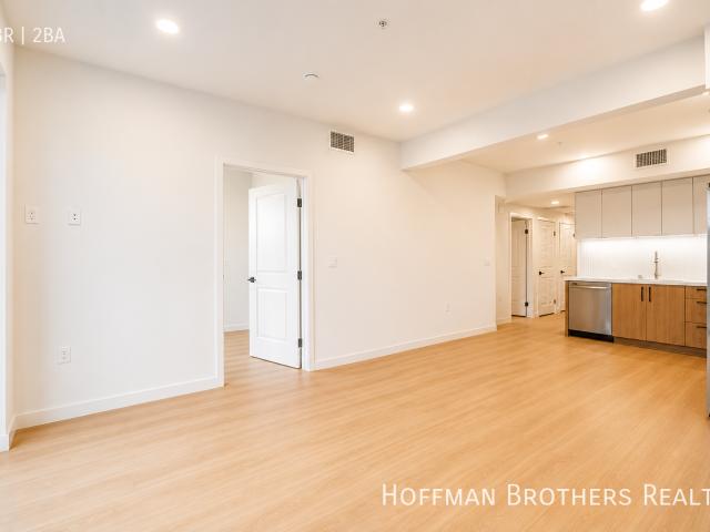 2 BR, 2 BA Apartment 856 S Gramercy Dr, Los Angeles, CA 90005