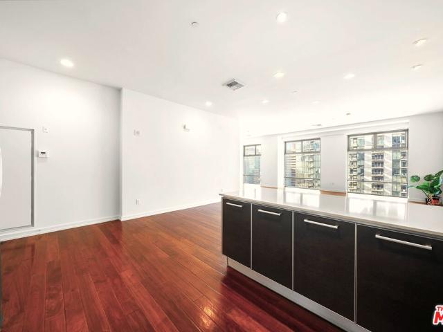 2 BR, 2 BA Apartment 801 South Grand Avenue, Los Angeles, CA 90017