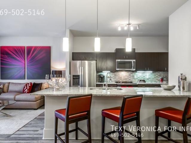 2 BR, 2 BA Apartment 8275 Walnut Hill Ln, Dallas, TX 75231