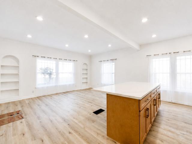 2 BR, 2 BA Apartment 8323 Blackburn Ave, Los Angeles, CA 90048