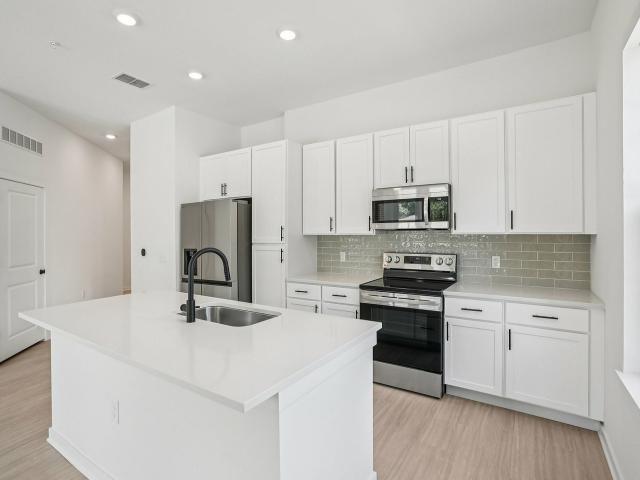 2 BR, 2 BA Apartment 900 E Sligh Avenue Unit 305, Tampa, FL 33604
