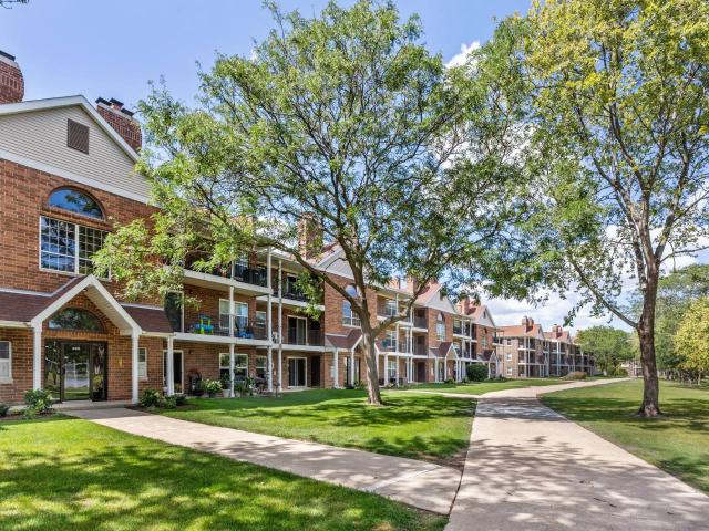 2 BR, 2 BA Apartment 909 E. Golf Road Unit 021 04, Arlington Heights, IL 60005