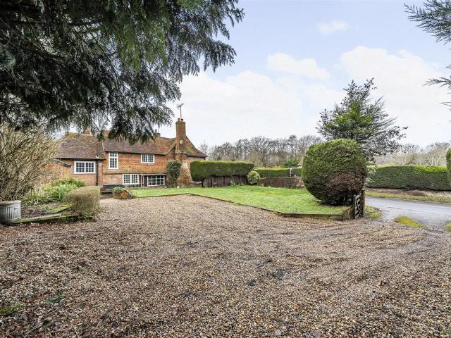 2 Bridgefoot CottagesHigh. 3 bed house to rent £1,995 pcm £460 pw
