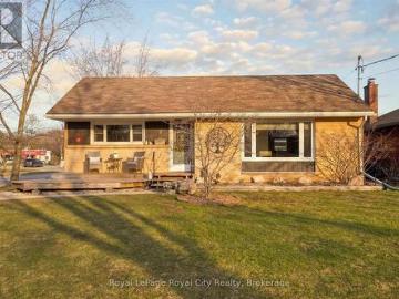 Guelph, Ontario - Office room, Fireplace
