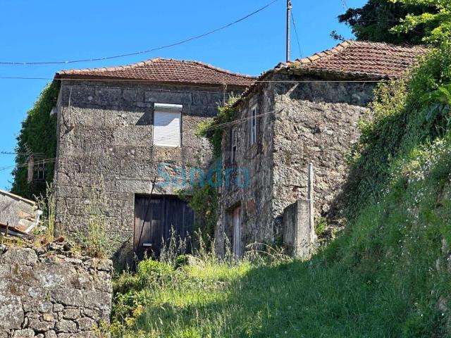 2 Casas e 2750m2 de terreno ideal para alojamento local