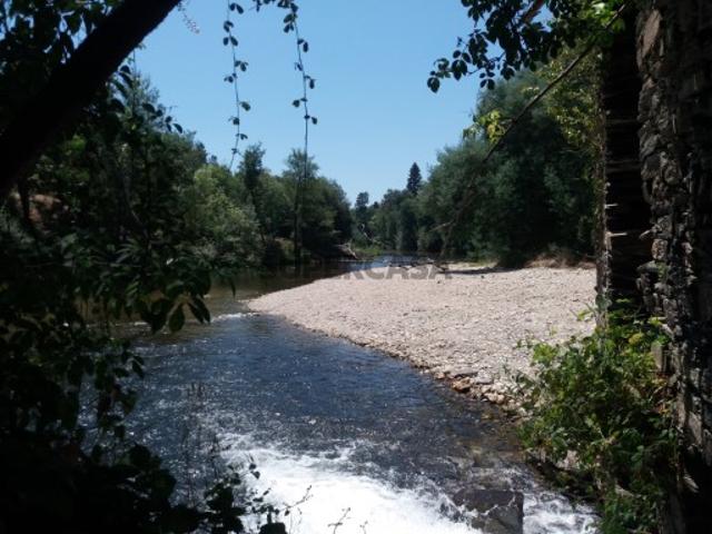 2 casas inseridas em terreno com praia fluvial