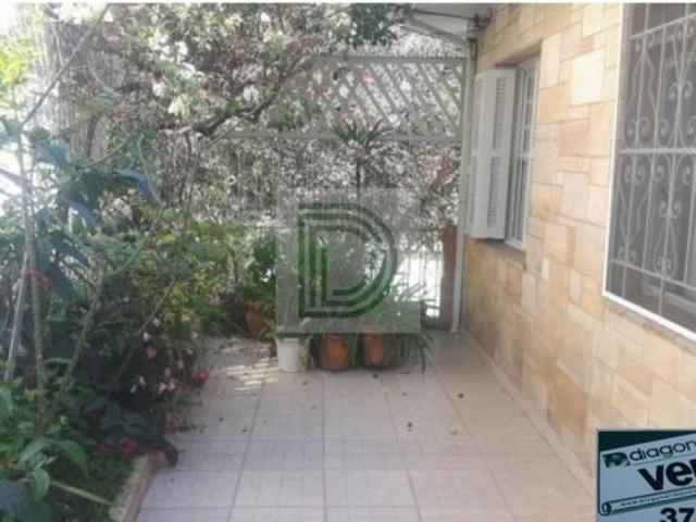 2 Casas super bem localizadas, quintal com árvores frutíferas