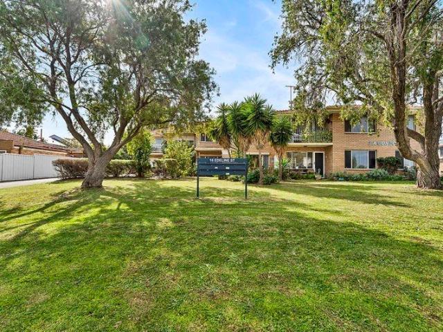 2 car bays, Only 8 apartments in the Complex!