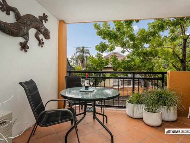 2 CARPARKS, 2 BEDROOMS, 2 BATHROOMS, MOVE IN NOW. GREAT LOCATION