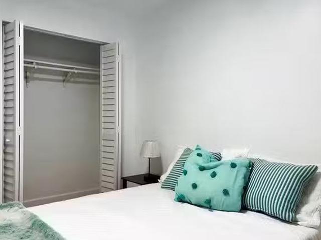2 closets 3 bathrooms security cameras Minutes to Airport Quie.