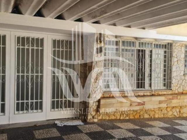 À venda. 2 casas no mesmo terreno com 3 dormitórios 1 suíte, cozinha planejada e sacada no Jardim