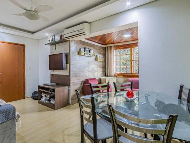 2 dormitórios com suite e churrasqueira. Semi mobiliado. Garagem coberta