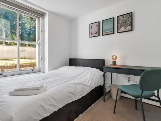 2 Double Bedroom Bright Flat in a Great location