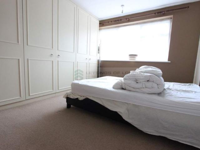 2 Double Bedroom Flat. AVAILABLE NOW. Close to Tube, shops, amenities and more. N14 EN4