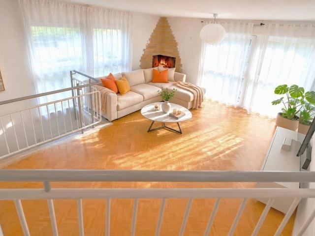 2 Etagen Wohnung mit 2 Bädern, EBK, Terrasse, Balkon, PV Anlage & 2 TG Stellplätze