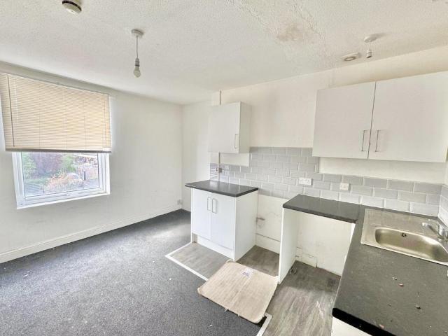 2 Fairfield Avenue, Leeds, West. 1 bed flat to rent £450 pcm £104 pw