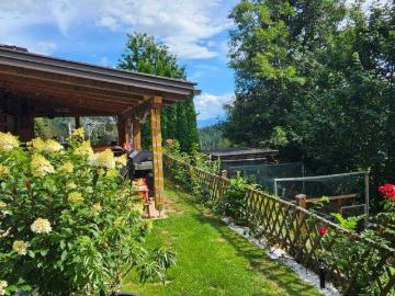 2 Fam. Wohnhaus, tolle Aussicht + eigene Quelle in Feldkirchen / St. Urban: 5 Zimmer, Garten, Balkone, PV, mit kleinem Stall für Schafe, Ziegen, Hühner