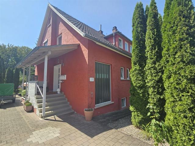 2 Fam. Haus mit Gewerberäumen in schöner, ruhiger Lage