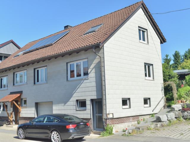 2 Familien Wohnhaus mit Garage