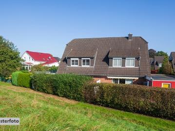 2 Familienhaus Doppelhaushälfte mit Wohnanbau und 3 Pkw Stellplätzen