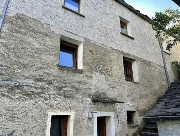 2 Familienhaus mit 3 und 4 Zimmer Wohnungen / Zweifamilienhaus mit 3 und 4 Zimmer Wohnungen