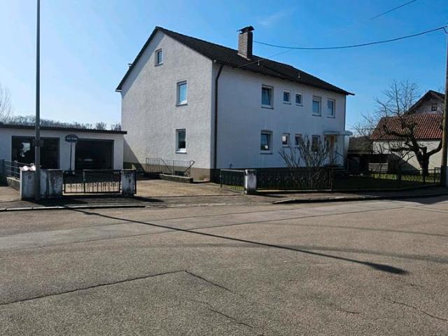 2 Familienhaus mit 2 Vollgeschossen,Keller & Großem Garten