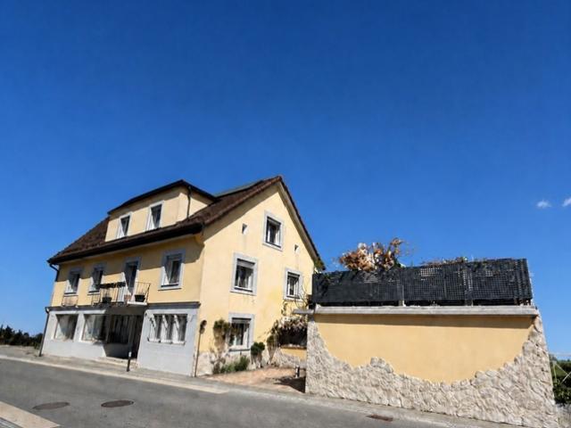 2 Familienhaus mit 2 Wohnungen, 1 Geschäftslokal – 2 Schlafzimmer – 2 Parkplätze und Garage/ Terrasse im Zentrum des Dorfes