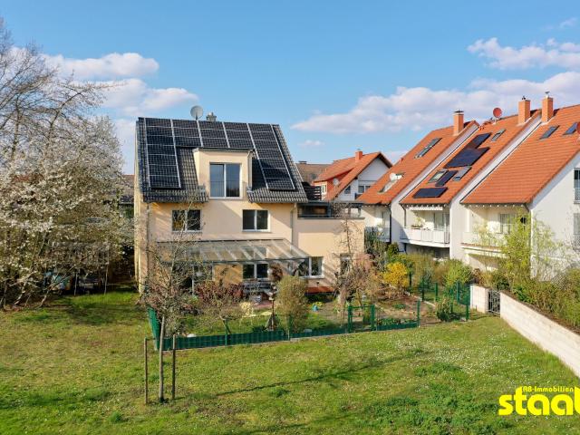 2 Familienhaus mit Carport, Stellplätzen und Garten