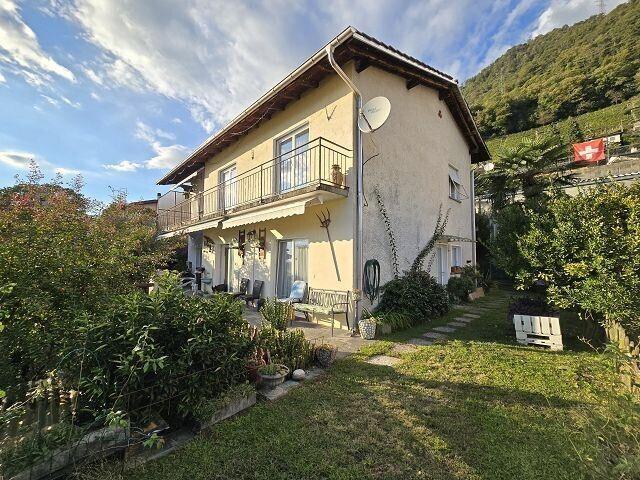 2 Familienhaus mit grossem Grundstück ruhige, sonnige Aussichtslage/Zweifamilienhaus und grosses Grundstück, sonnig und ruhig, mit schöner Aussicht
