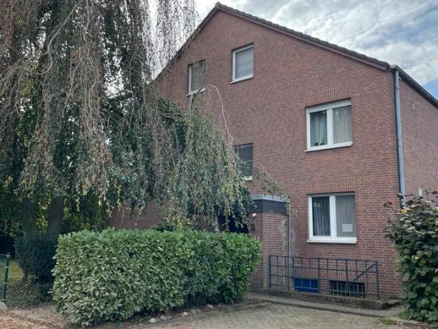 2 Familienhaus mit Dachgeschosswohnung in Neuss