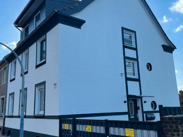 2 Familienhaus mit Maisonette mit Einfahrt und Stellplatz